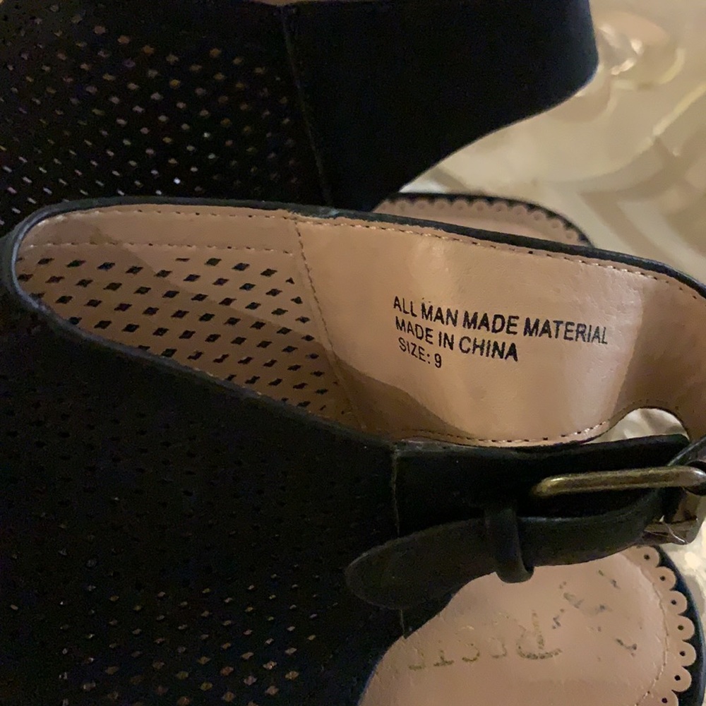 Shoe - Picture 4 of 5